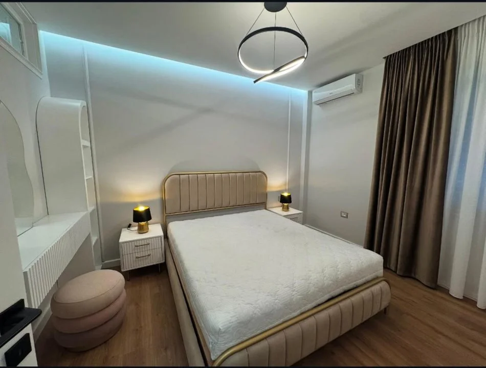 Tirane, jepet me qera apartament 2+1+Ballkon Kati 4, 100 m² 900 € (selvia)