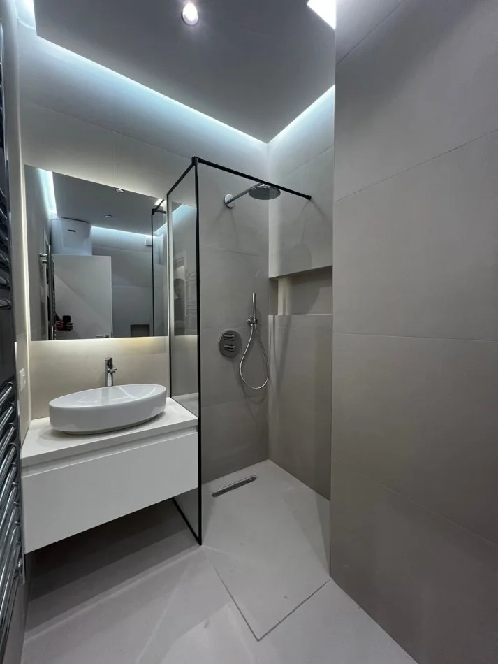 Tirane, shitet apartament 2+1+Ballkon , 107 m² 305.000 € (pazari i ri)