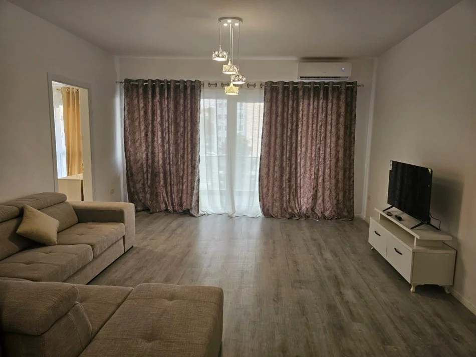 Tirane, jepet me qera apartament 2+1 , (5 Maji)