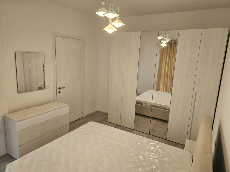 Tirane, jepet me qera apartament 2+1 , (5 Maji)