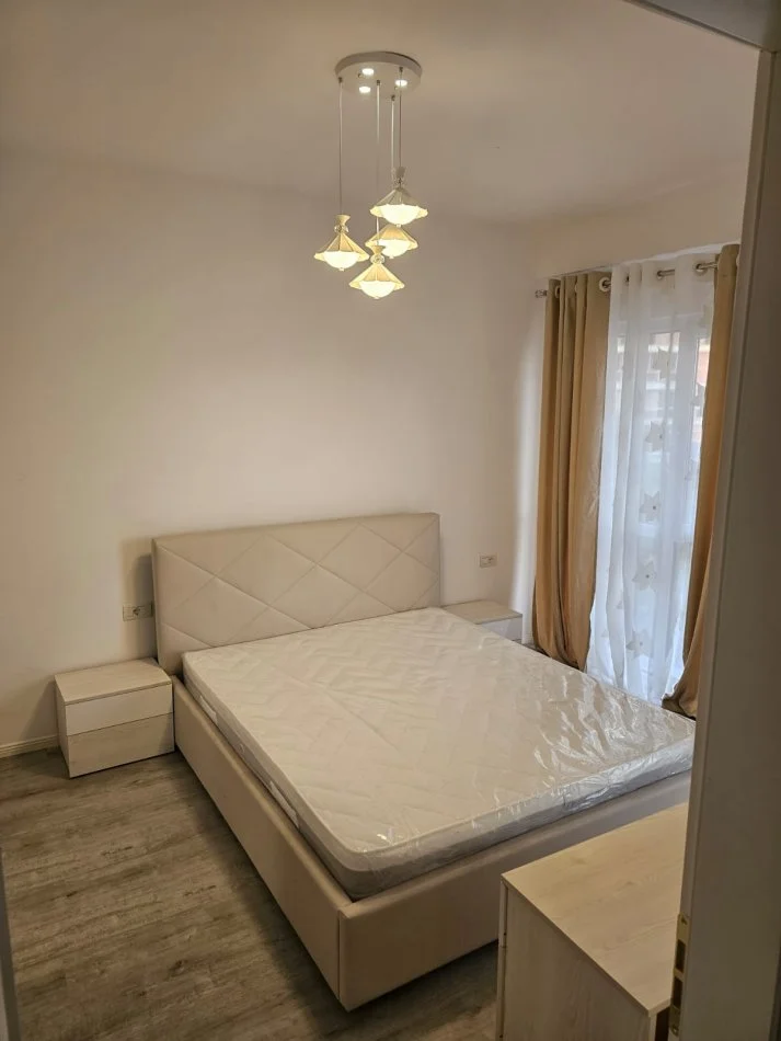 Tirane, jepet me qera apartament 2+1 , (5 Maji)