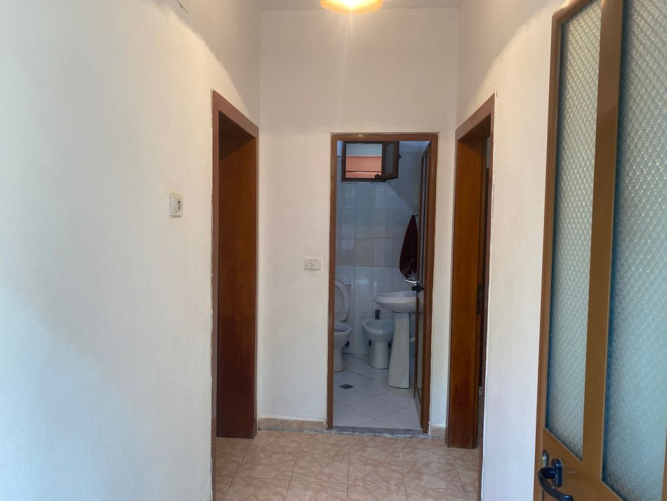 Tirane, jepet me qera shtepi 2+1 Kati 1, 75 m² 350 € ( Jepet me Qera Apartament 2+1 afër Bulevardit të Ri!)