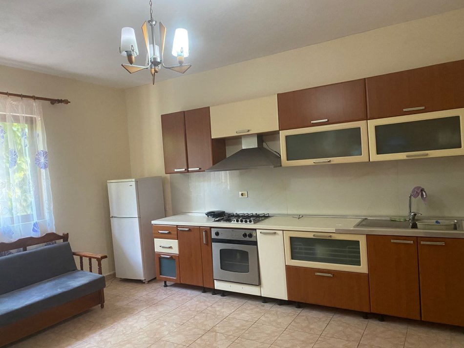 Tirane, jepet me qera shtepi 2+1 Kati 1, 75 m² 350 € ( Jepet me Qera Apartament 2+1 afër Bulevardit të Ri!)