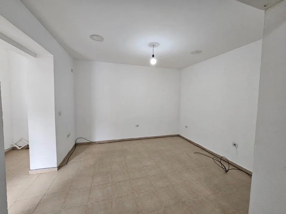 Tirane, jepet me qera zyre Kati 1, 35 m² 400 € (Stadiumi Dinamo)