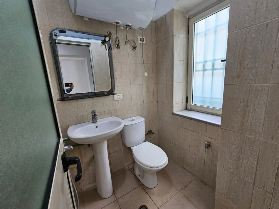 Tirane, jepet me qera zyre Kati 1, 35 m² 400 € (Stadiumi Dinamo)