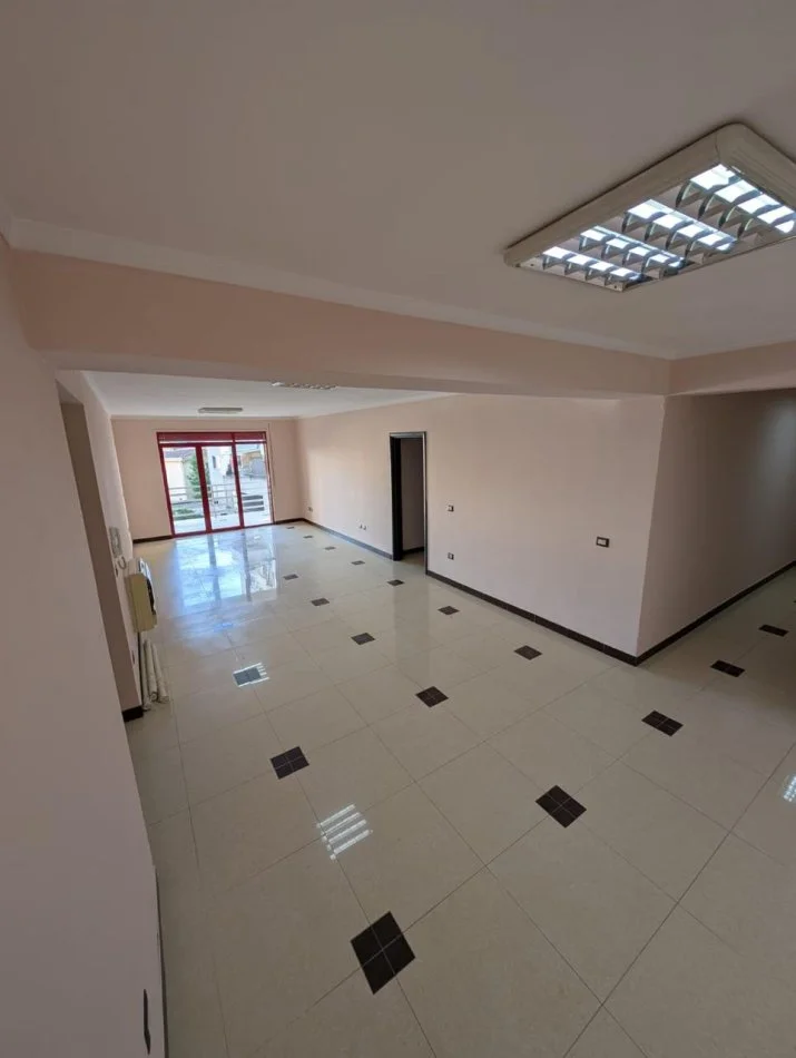Durres, jepet me qera ambjent biznesi Kati 2, 180 m² 900 € (Poliklinika, Durres)