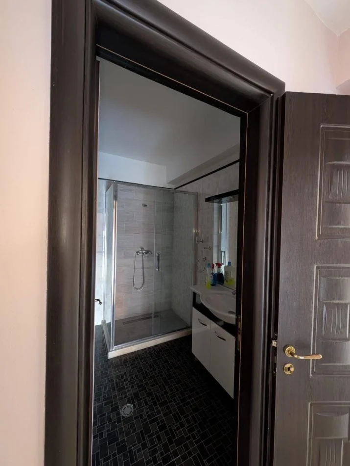 Durres, jepet me qera ambjent biznesi Kati 2, 180 m² 900 € (Poliklinika, Durres)