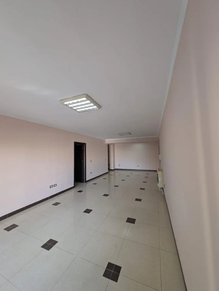 Durres, jepet me qera ambjent biznesi Kati 2, 180 m² 900 € (Poliklinika, Durres)