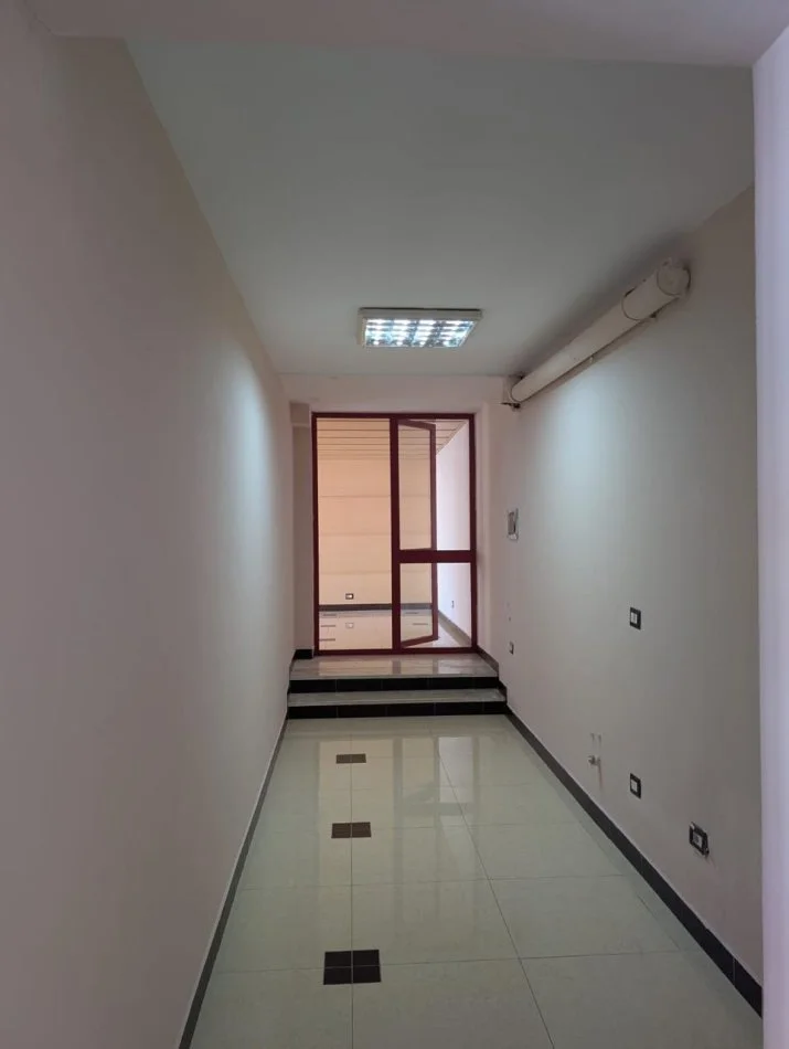 Durres, jepet me qera ambjent biznesi Kati 2, 180 m² 900 € (Poliklinika, Durres)