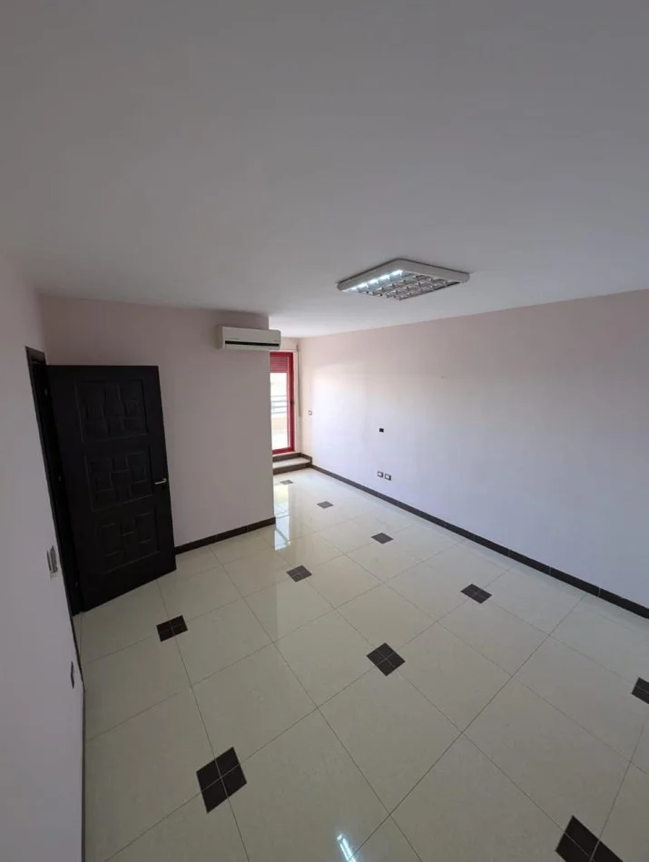 Durres, jepet me qera ambjent biznesi Kati 2, 180 m² 900 € (Poliklinika, Durres)