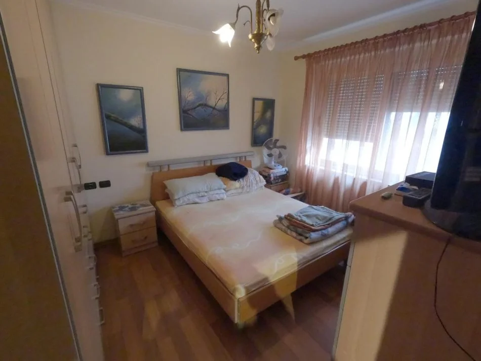 Tirane, jepet me qera apartament 1+1 Kati 3, 70 m² 350 € (laprake)