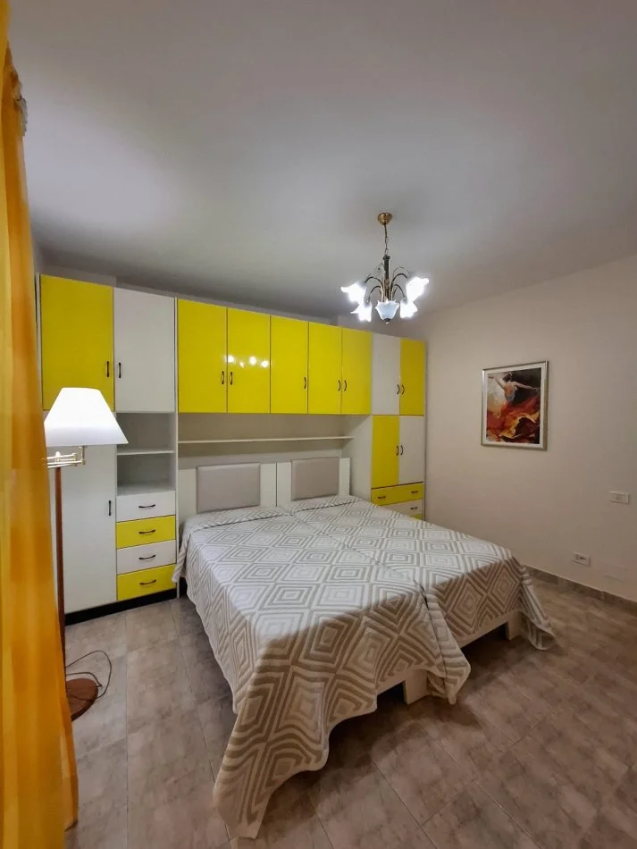 Tirane, jepet me qera apartament 1+1+Ballkon Kati 3, 65 m² 550 € (komuna e parisit)