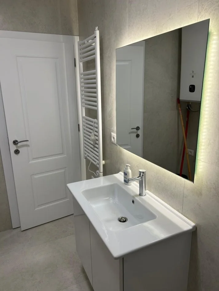 Tirane, jepet me qera apartament 1+1+Ballkon Kati 2, 55 m² 550 € (Rr Elbasanit)