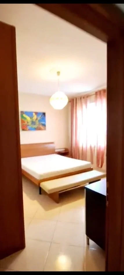 Tirane, jepet me qera apartament 2+1+Ballkon Kati 4, 125 m² 570 € (kopshti botanik)