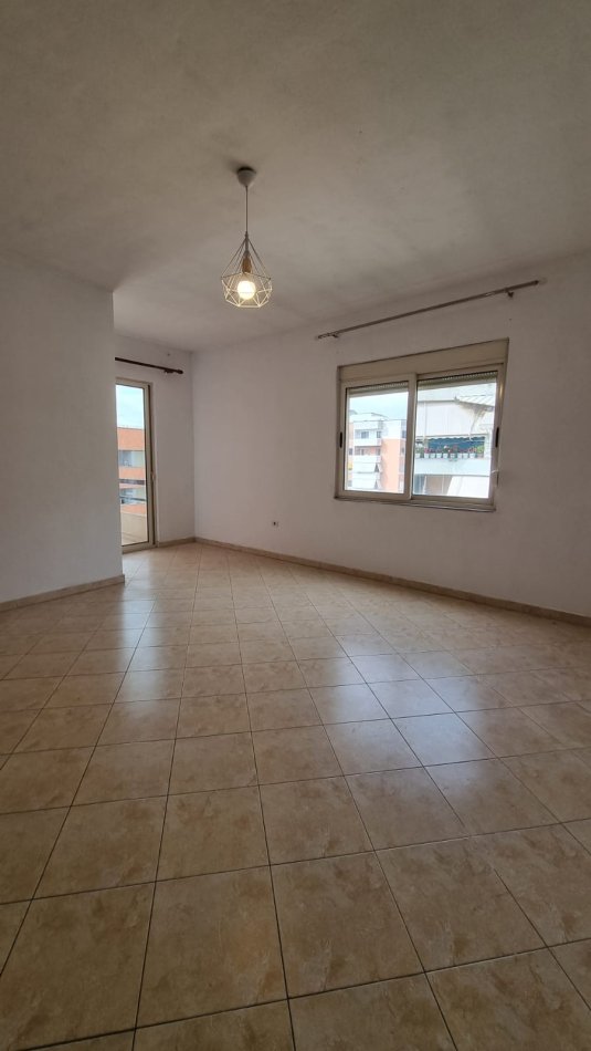 Tirane, Shitet OKAZION Apartament 2+1 Kati 7, 114 m² 150.000 € (SHITET OKAZION SUPER APARTAMENTI 2+1+2 ME BALLKON PLUS 1 POST PARKIMI NE ASTIR)