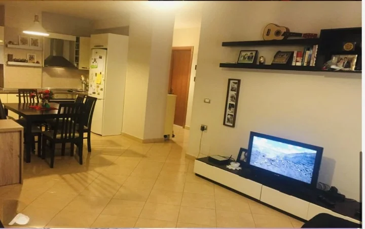 Tirane, jepet me qera 1+1 Kati 8, 73 m² 350 € (Yzberisht)