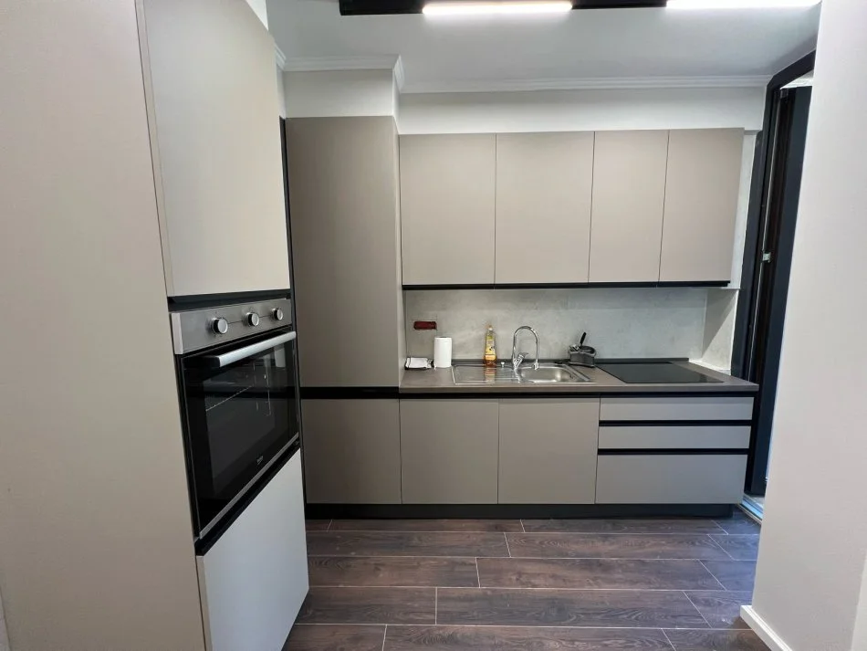 Tirane, jepet me qera apartament 1+1+Ballkon Kati 9, 75 m² 800 € (pran Lion Park Rezidenc)
