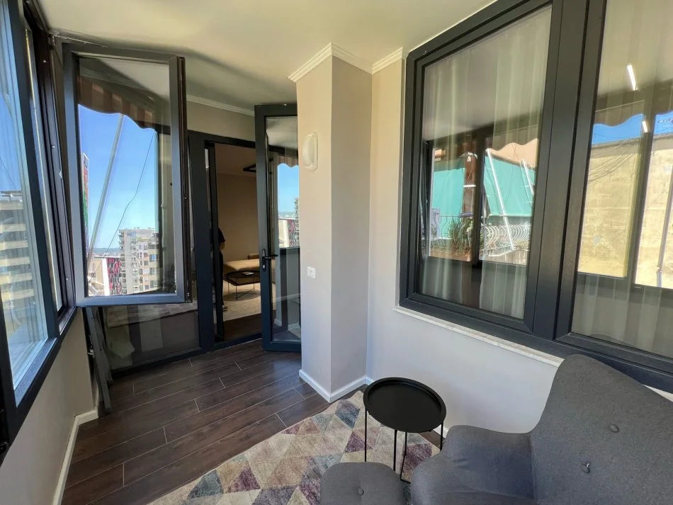 Tirane, jepet me qera apartament 1+1+Ballkon Kati 9, 75 m² 800 € (pran Lion Park Rezidenc)