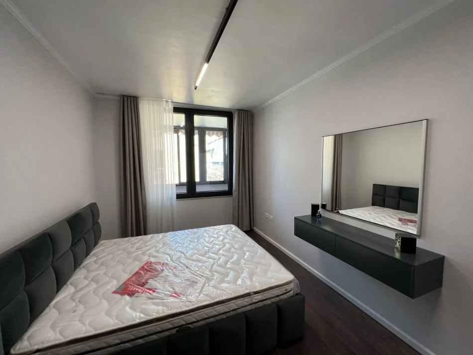 Tirane, jepet me qera apartament 1+1+Ballkon Kati 9, 75 m² 800 € (pran Lion Park Rezidenc)