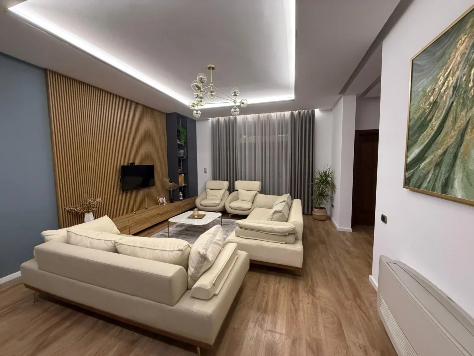 Tirane, jepet me qera apartament 3+1+Ballkon Kati 1, 150 m² 1.000 € (Rruga Abraham Linkoln)