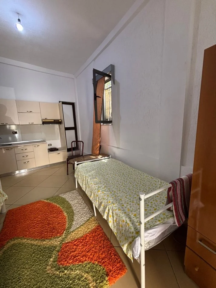 Tirane, jepet me qera apartament 1+1 Kati 1, 55 m² 300 € (rruga hekuran mara)