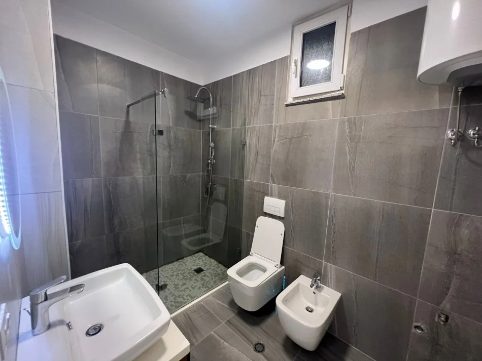 Tirane, shitet apartament 2+1+Ballkon Kati 5, 118 m² 155.000 € (Rruga loni Ligori)