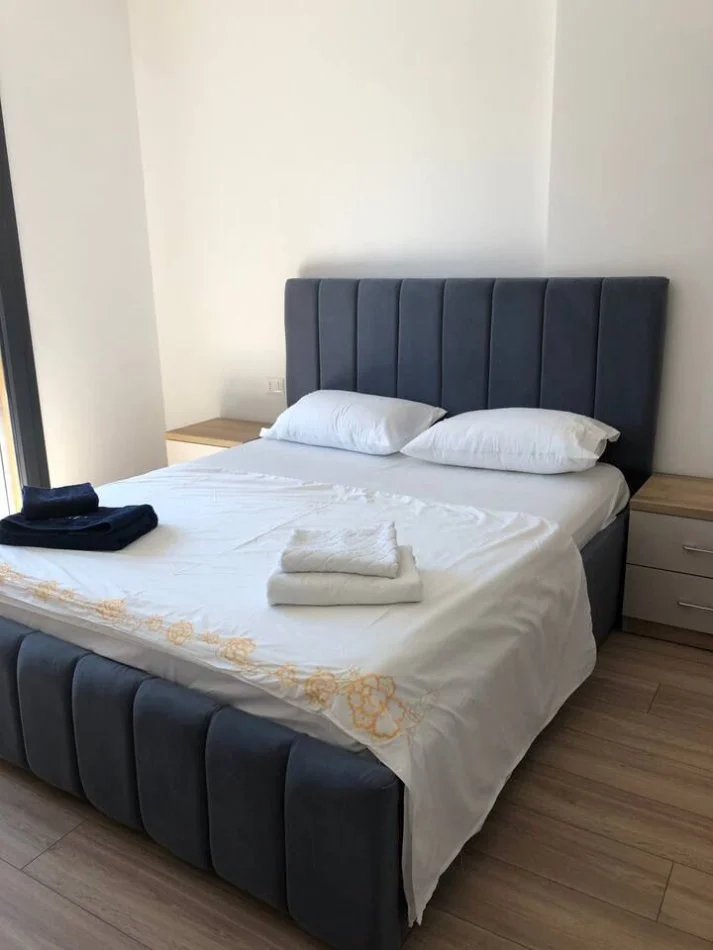 Tirane, jepet me qera apartament 1+1+Ballkon Kati 8, 70 m² 600 € (xhamllik)