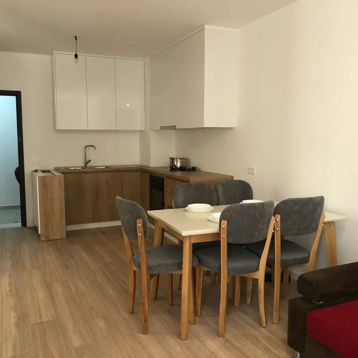 Tirane, jepet me qera apartament 1+1+Ballkon Kati 8, 70 m² 600 € (xhamllik)