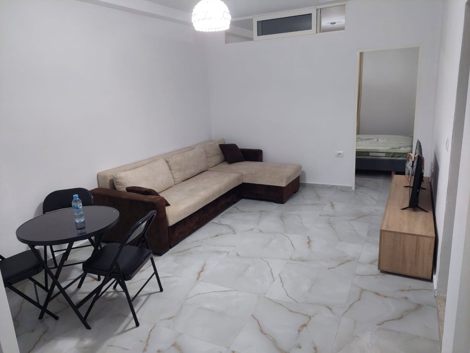 Tirane, jepet me qera apartament 1+1 Kati 1, 70 m² 400 Euro (Jepet me Qera Super Apartamenti 1+1 ne Rrugen e Kavajes.)