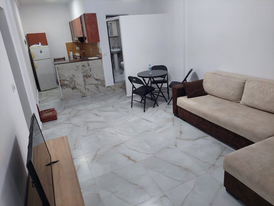 Tirane, jepet me qera apartament 1+1 Kati 1, 50 m² 400 € (JEPET ME QERA SUPER APARTAMENTI 1+1 NE RRUGEN E KAVAJES PER VETEM 400 EURO)