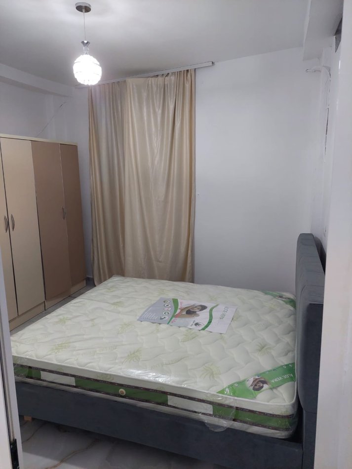 Tirane, jepet me qera apartament 1+1 Kati 1, 50 m² 400 € (JEPET ME QERA SUPER APARTAMENTI 1+1 NE RRUGEN E KAVAJES PER VETEM 400 EURO)
