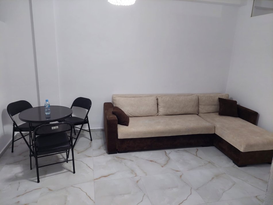 Tirane, jepet me qera apartament 1+1 Kati 1, 70 m² 400 Euro (Jepet me Qera Super Apartamenti 1+1 ne Rrugen e Kavajes.)