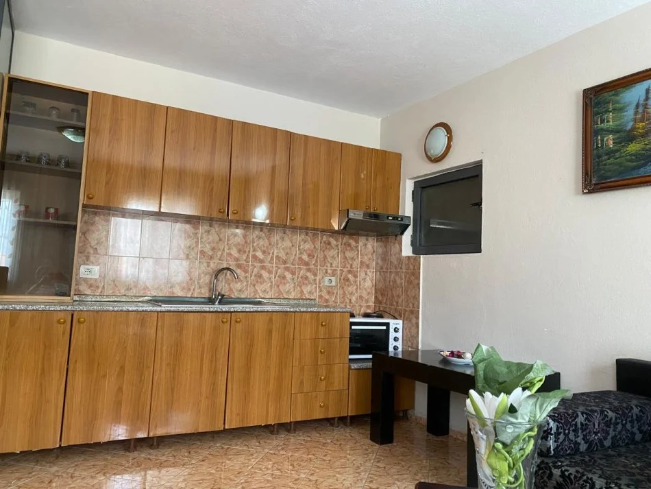 Tirane, jepet me qera garsonier 1+1 Kati 1, 60 m² 400 € (kristal center)