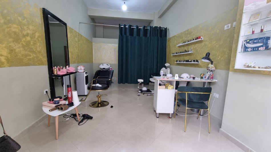 Tirane, shitet ambjent biznesi Kati 0, 37 m² 4.500.000 € (Shitet biznes Parukeri-Estetike e Kompletuar ne Astir ne zone me shume levizje)