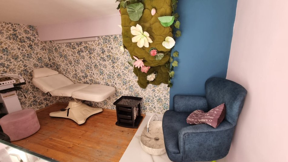 Tirane, jepet me qera ambjent biznesi Kati 1, 27 m² 350 € (JEPET ME QERA BIZNES, PARUKERI-ESTETIKE NE ASTIR.)