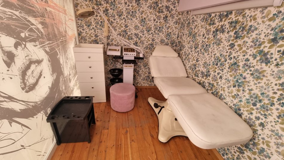 Tirane, jepet me qera ambjent biznesi Kati 1, 27 m² 350 € (JEPET ME QERA BIZNES, PARUKERI-ESTETIKE NE ASTIR.)