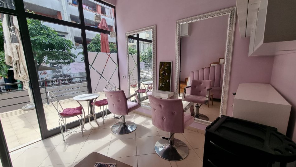 Tirane, jepet me qera ambjent biznesi Kati 1, 27 m² 350 € (JEPET ME QERA BIZNES, PARUKERI-ESTETIKE NE ASTIR.)