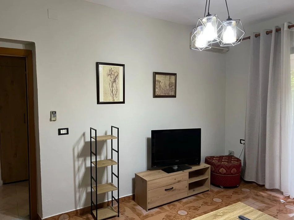 Tirane, shitet apartament 1+1+Ballkon Kati 5, 75 m² (Bulevardi gjergj vishta)