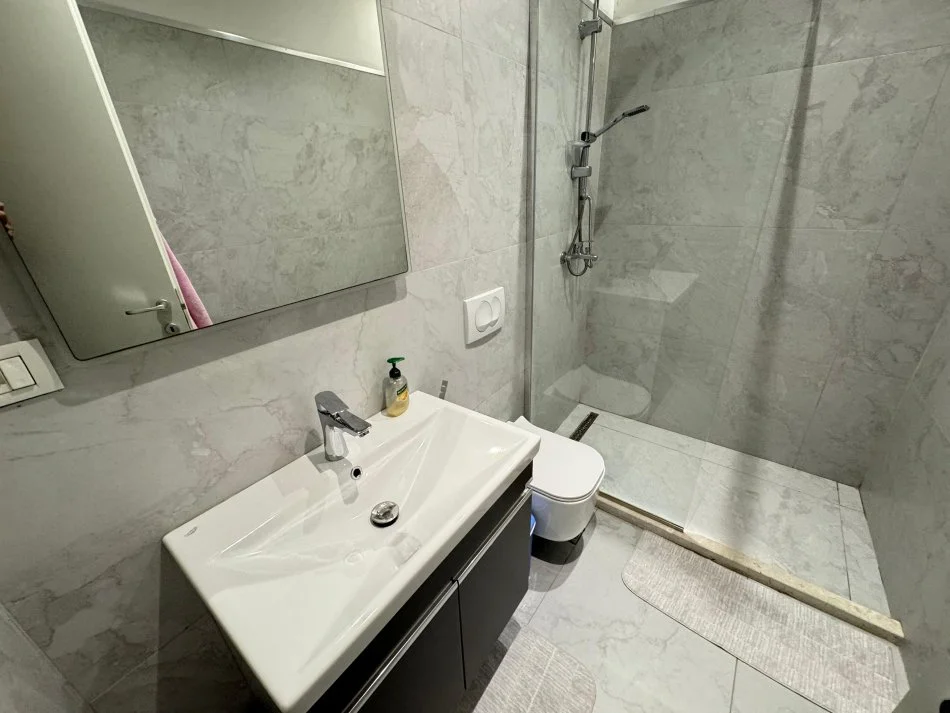Tirane, shes apartament 3+1 Kati 9, 122 m² 248.000 € (rruga Muhamedin Llagami)