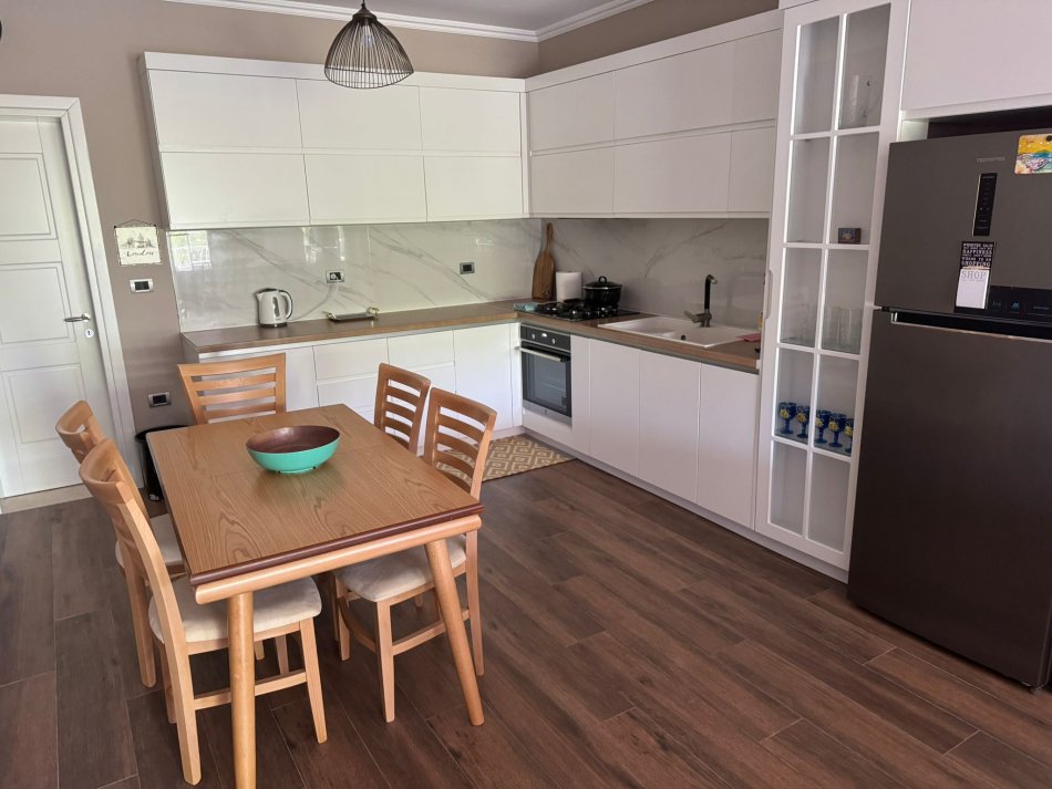 Tirane, jepet me qera apartament 2+1+Ballkon Kati 2, 100 m² 500 € (Vilat Arabe , Linze)