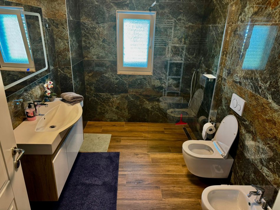 Tirane, jepet me qera apartament 2+1+Ballkon Kati 2, 100 m² 500 € (Vilat Arabe , Linze)