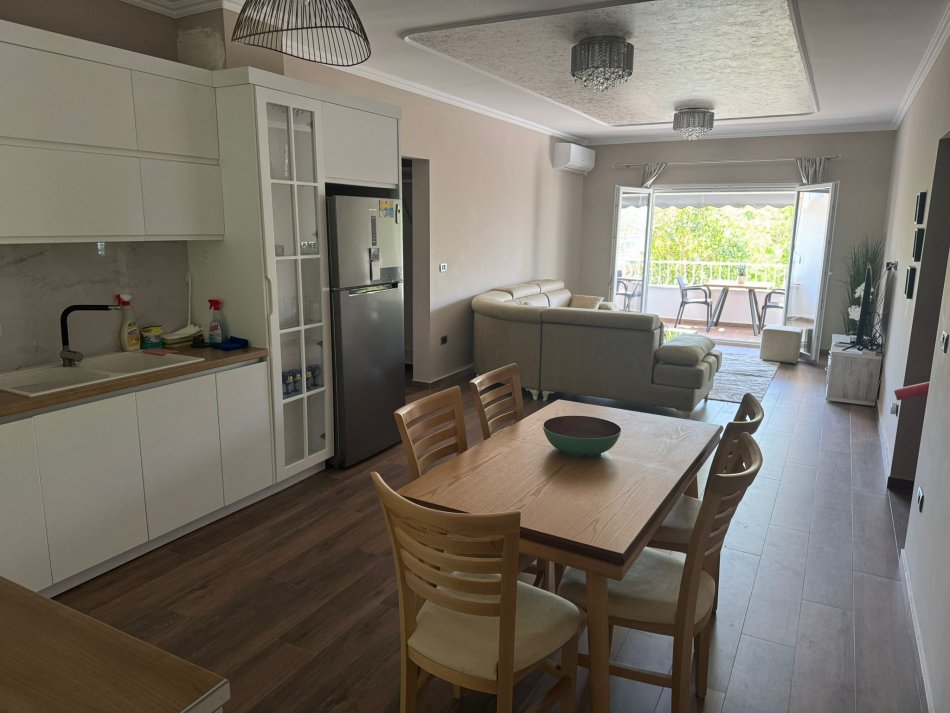 Tirane, jepet me qera apartament 2+1+Ballkon Kati 2, 100 m² 500 € (Vilat Arabe , Linze)