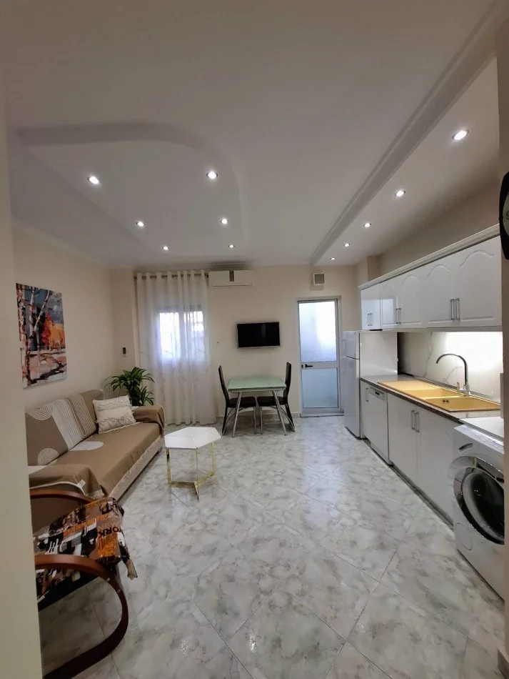 Tirane, jepet me qera apartament 1+1 Kati 3, 65 m² 550 € (Komuna e Parisit)