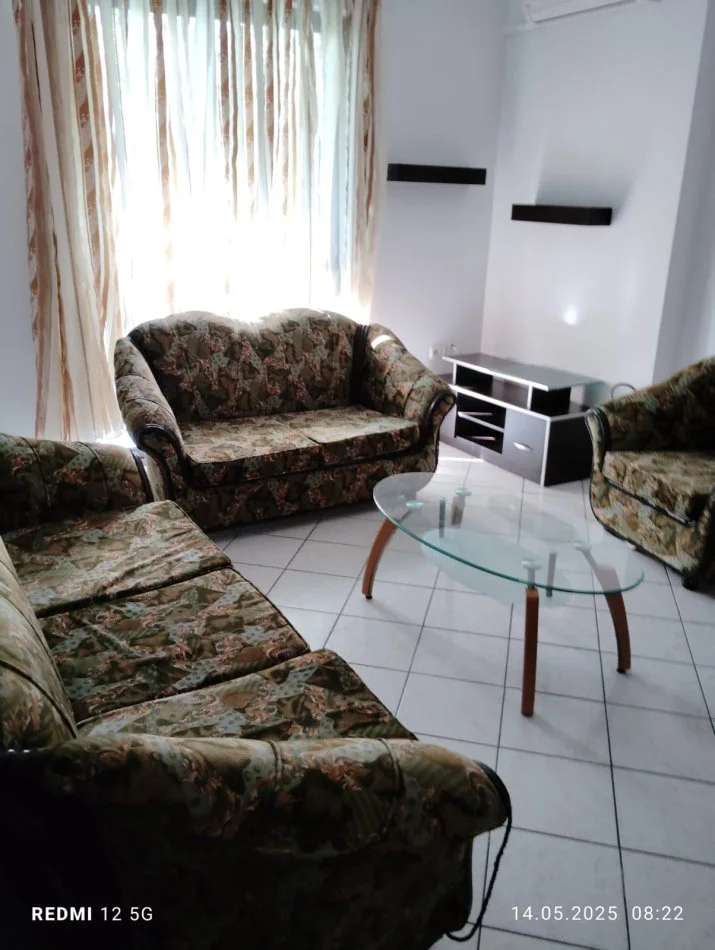 Tirane, jepet me qera apartament 2+1 Kati 2, 80 m² 700 € (brryl)