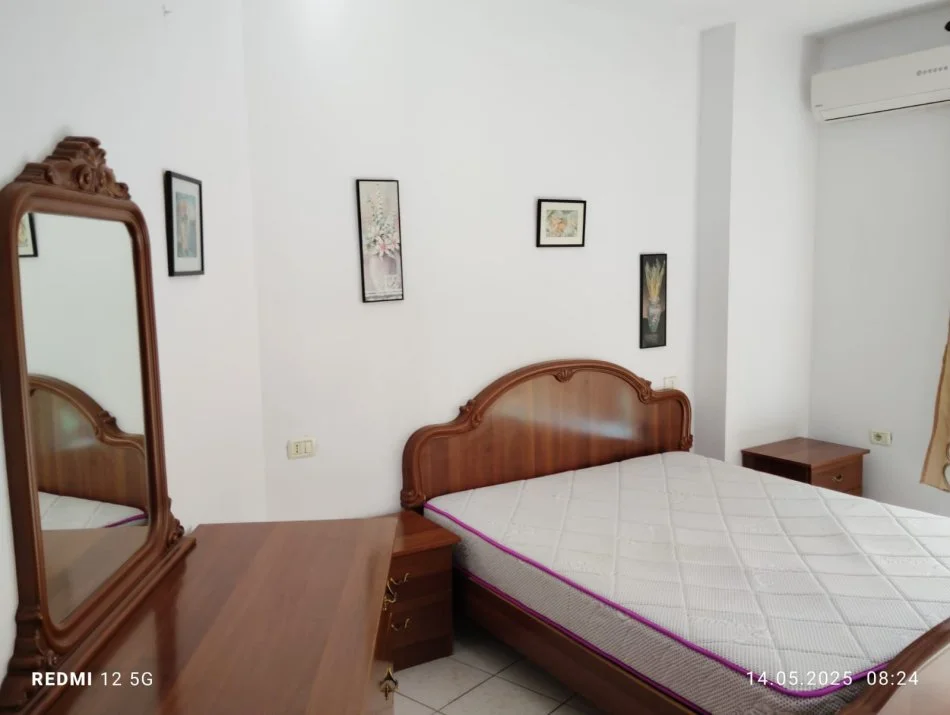 Tirane, jepet me qera apartament 2+1 Kati 2, 80 m² 700 € (brryl)
