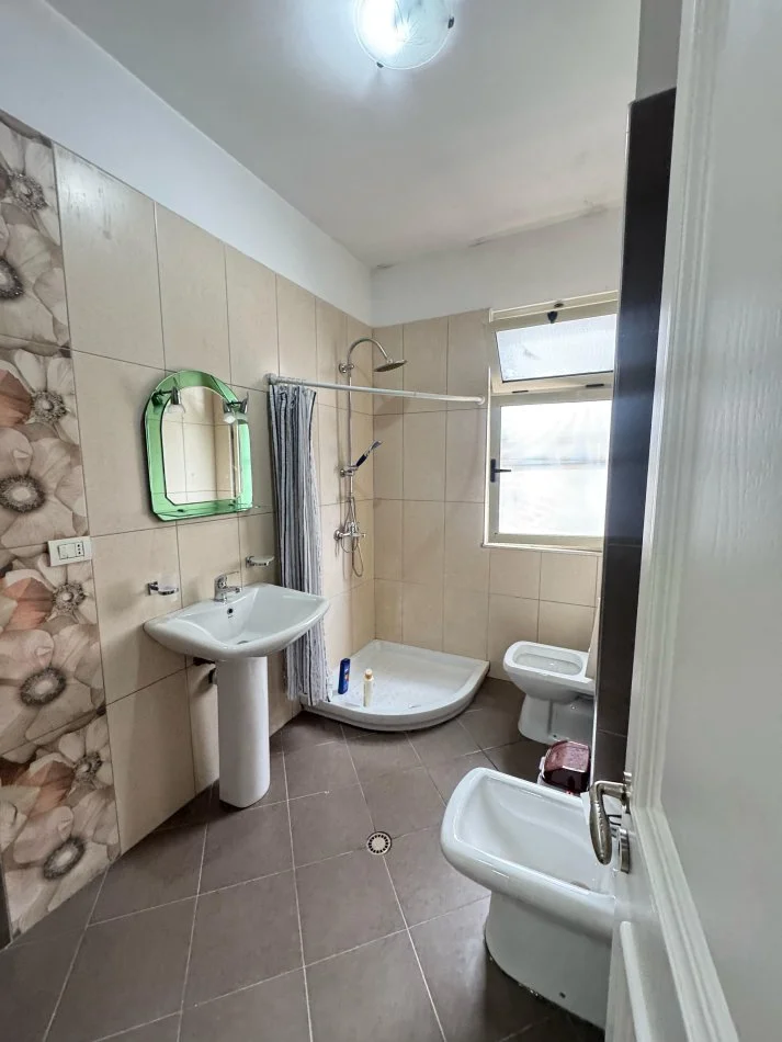 Tirane, jap me qera apartament 2+1+Ballkon Kati 4, 100 m² 550 € (rruga teodor keko)