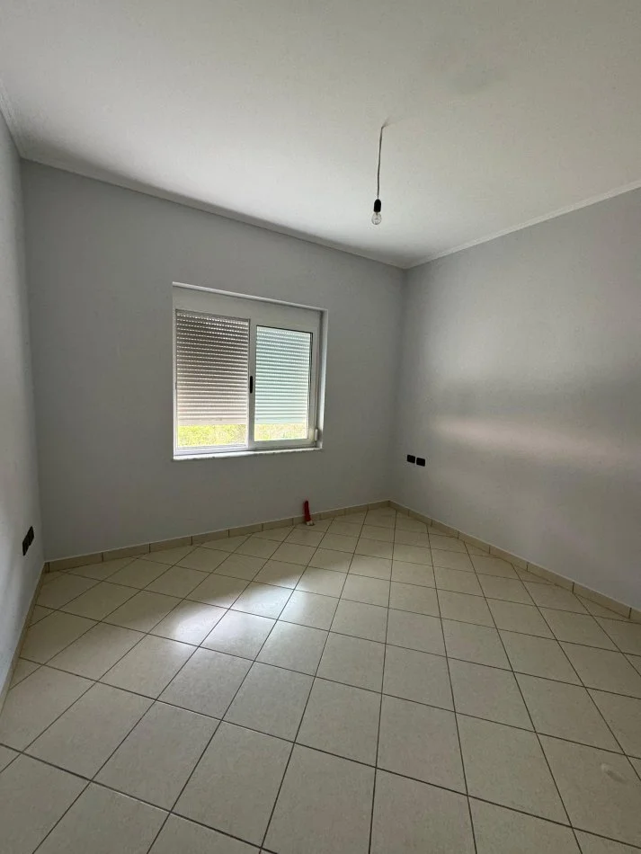 Tirane, jepet me qera Vile 3+1+Aneks+Ballkon Kati 1, 160 m² 600 € (Fresku)