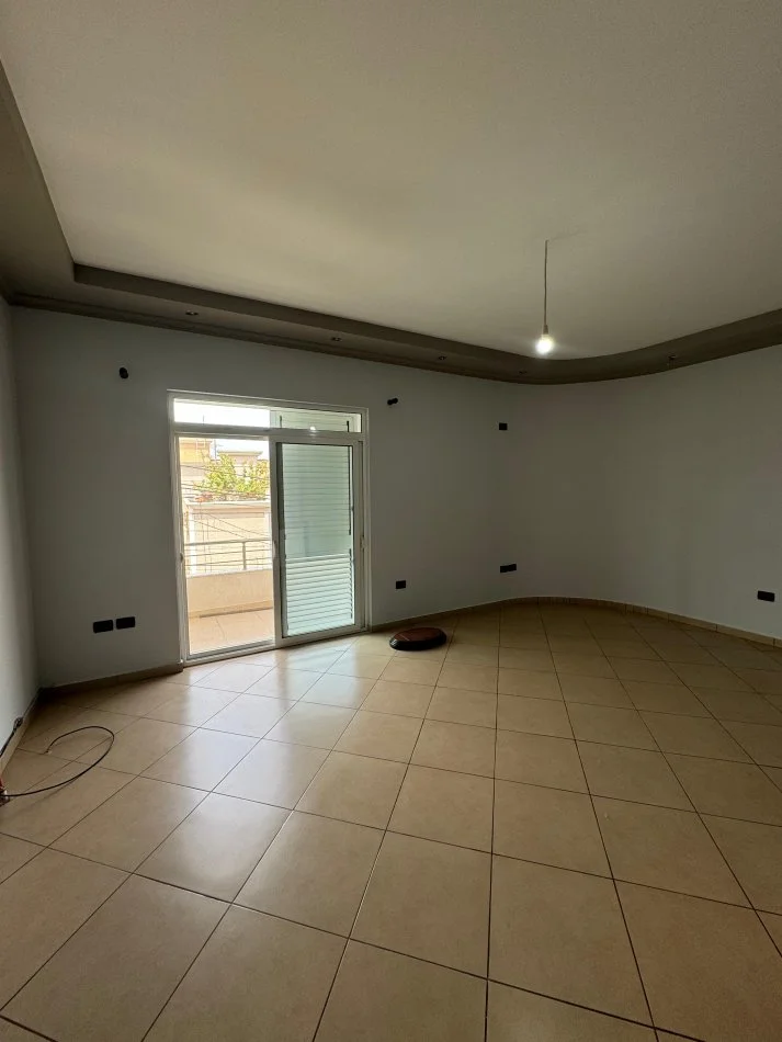 Tirane, jepet me qera Vile 3+1+Aneks+Ballkon Kati 1, 160 m² 600 € (Fresku)