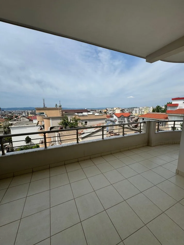 Tirane, jepet me qera Vile 3+1+Aneks+Ballkon Kati 1, 160 m² 600 € (Fresku)