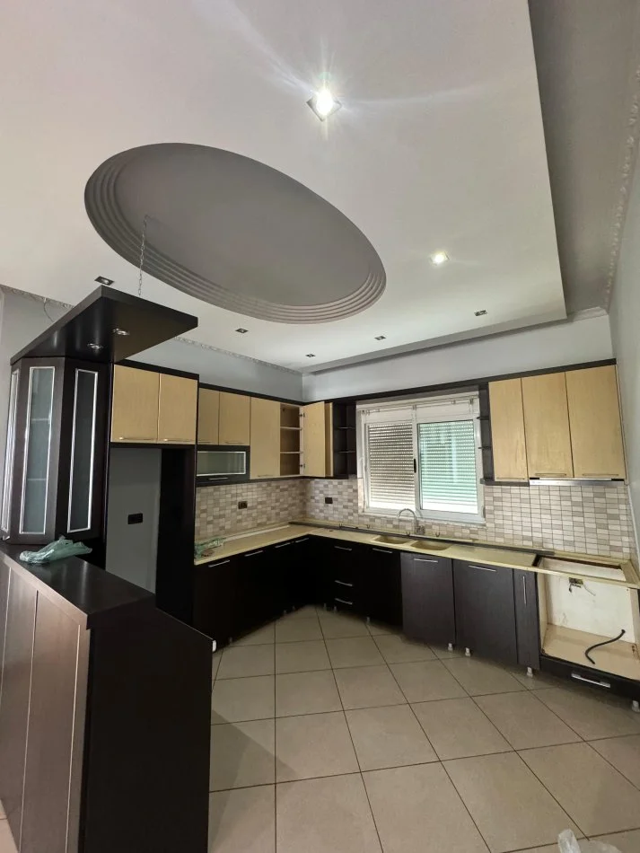 Tirane, jepet me qera Vile 3+1+Aneks+Ballkon Kati 1, 160 m² 600 € (Fresku)